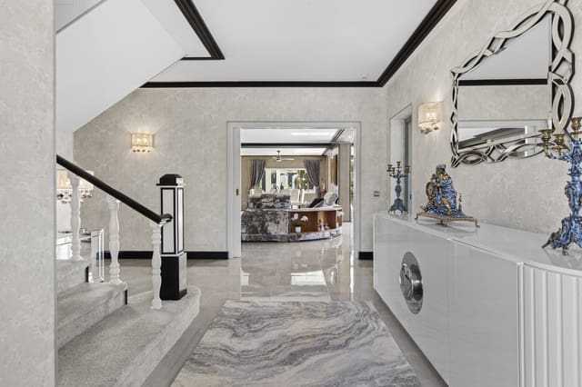 5 sypialnia Willa na sprzedaż w Estepona z basenem garażem - 4 350 000 € (Ref: 9627232)