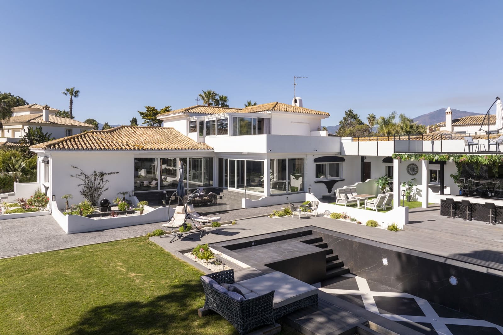 5 slaapkamer Villa te koop in Estepona met zwembad garage - € 4.350.000 (Ref: 9627232)