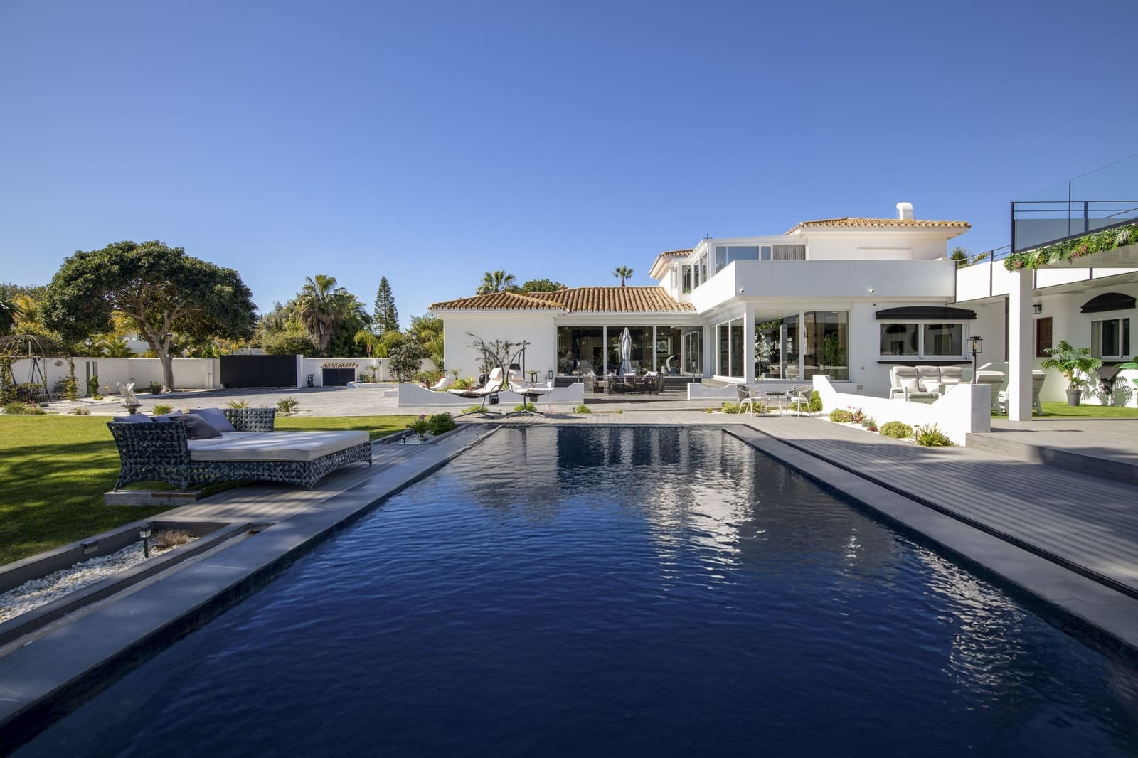 5 bedroom Villa for sale in Estepona with pool garage - € 4,150,000 (Ref: 9627232)