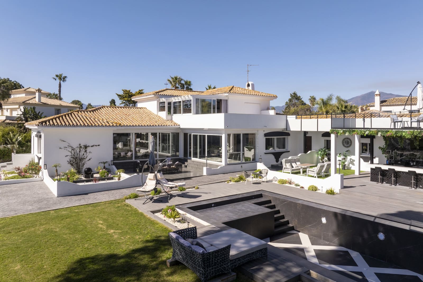 5 bedroom Villa for sale in Estepona with pool garage - € 4,150,000 (Ref: 9627232)