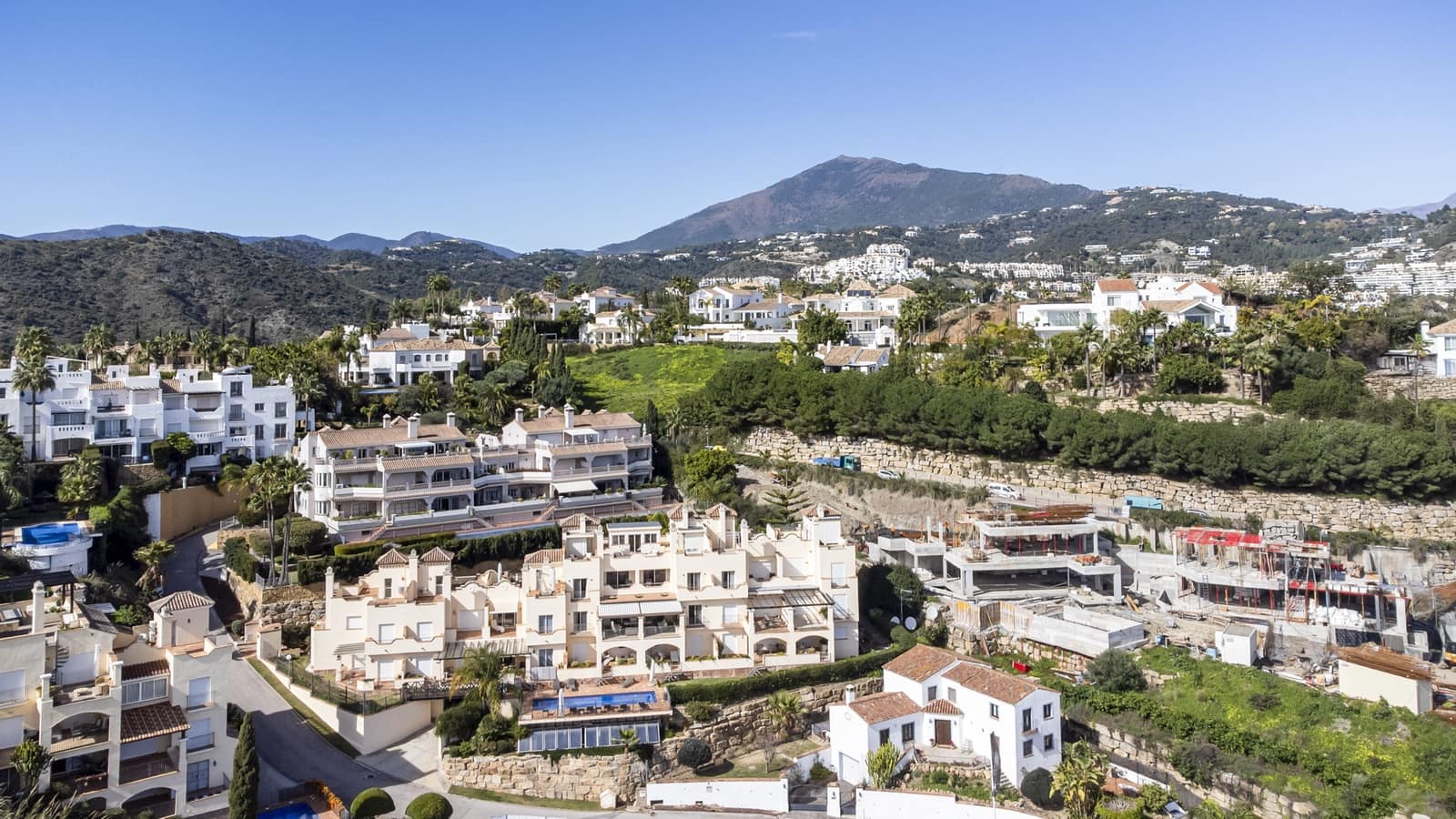 4 quarto Penthouse para venda em Benahavis com piscina garagem - 2 650 000 € (Ref: 9669987)