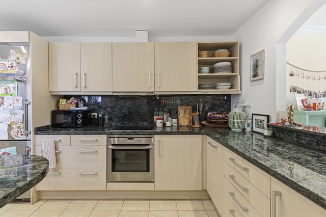 2 chambre Maison de Ville à vendre à Nueva Atalaya, Estepona avec piscine garage - 450 000 € (Ref: 9714529)