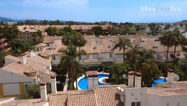 3 makuuhuone Omakotitalo myytävänä paikassa Nueva Andalucia, Marbella mukana uima-altaan 
autotalli - 849 900 € (Ref: 9817808)