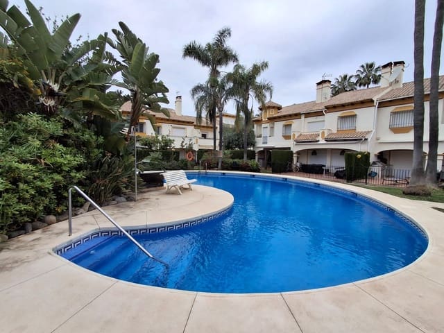 3 makuuhuone Omakotitalo myytävänä paikassa Nueva Andalucia, Marbella mukana uima-altaan 
autotalli - 849 900 € (Ref: 9817808)