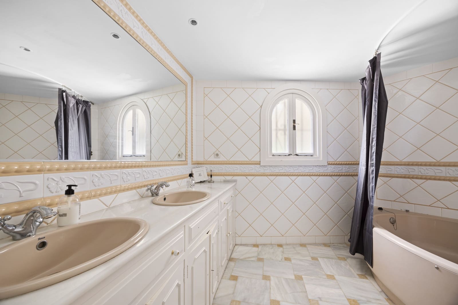 3 soveværelse Villa til salg i Benahavis med swimmingpool garage - € 2.650.000 (Ref: 9842696)