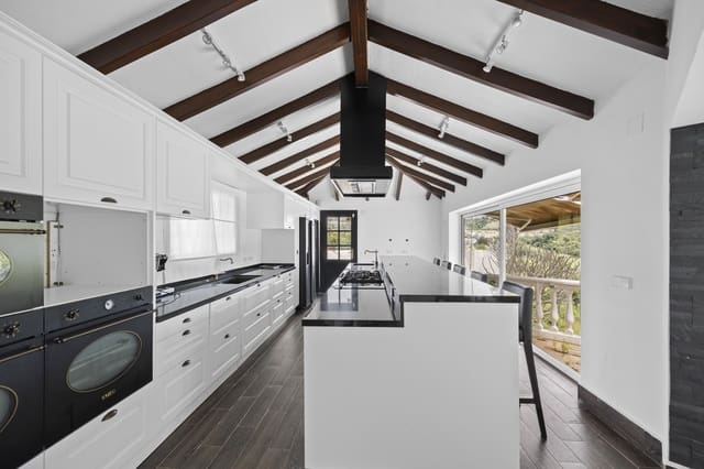 3 soveværelse Villa til salg i Benahavís med swimmingpool garage - € 2.650.000 (Ref: 9842696)