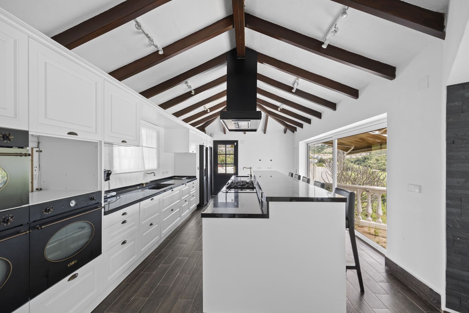 3 bedroom Villa for sale in Benahavis with pool garage - € 2,650,000 (Ref: 9842696)
