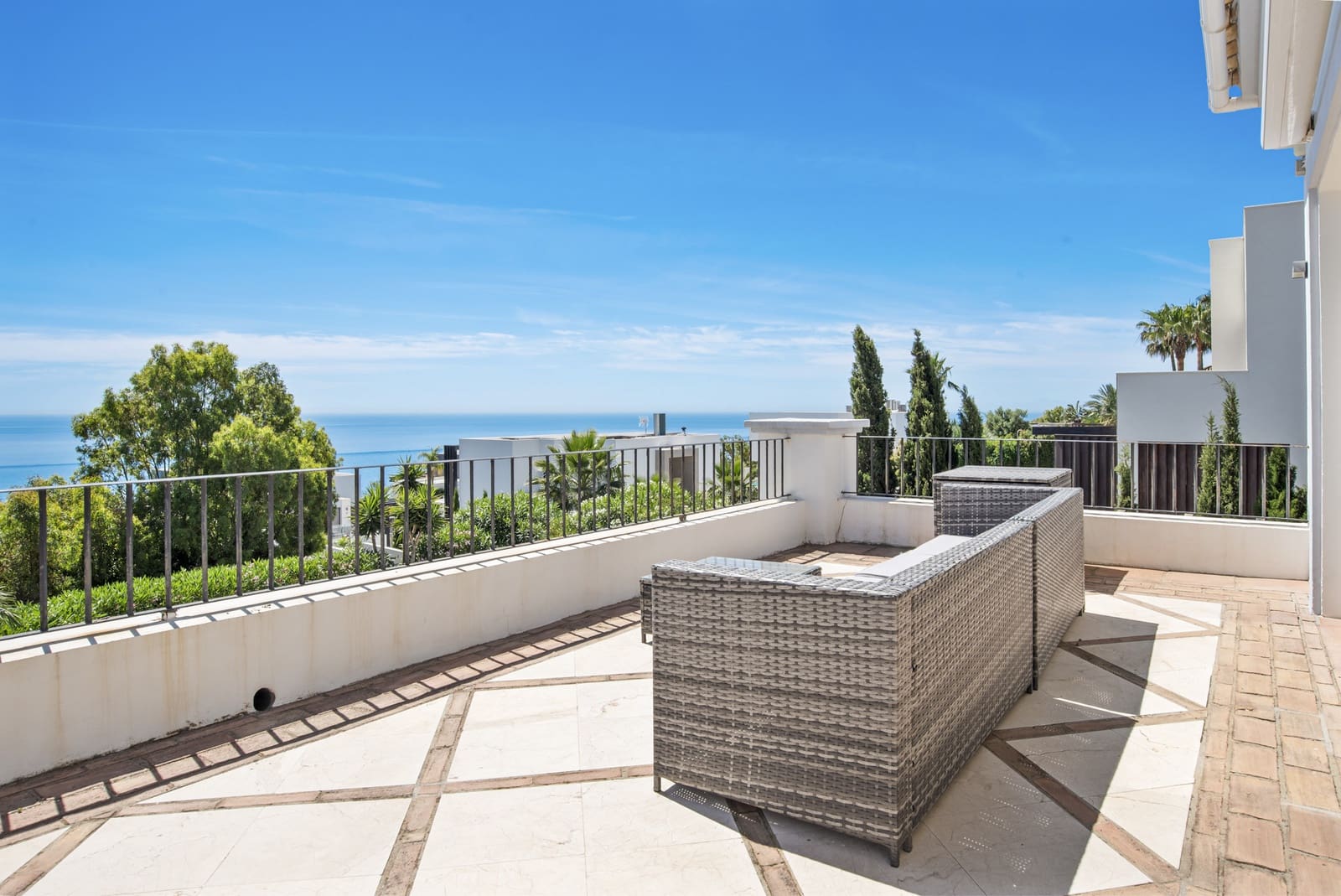 4 bedroom Villa for sale in Manilva with pool garage - € 1,499,000 (Ref: 9864779)