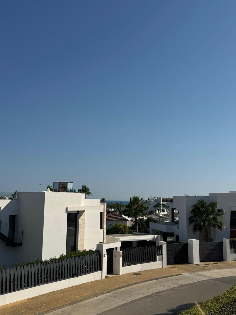 3 soveværelse Byhus til salg i Estepona med swimmingpool garage - € 559.000 (Ref: 9937644)