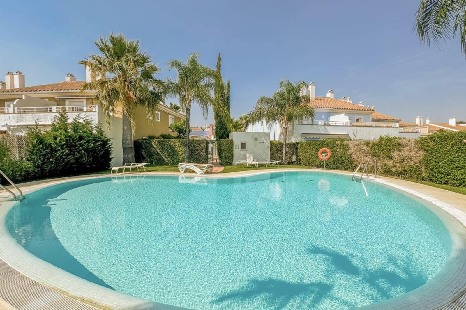 3 soveværelse Byhus til salg i Estepona med swimmingpool garage - € 559.000 (Ref: 9937644)