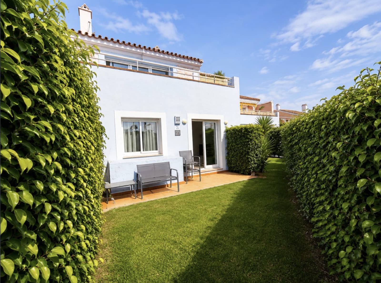 3 soveværelse Byhus til salg i Estepona med swimmingpool garage - € 559.000 (Ref: 9937644)