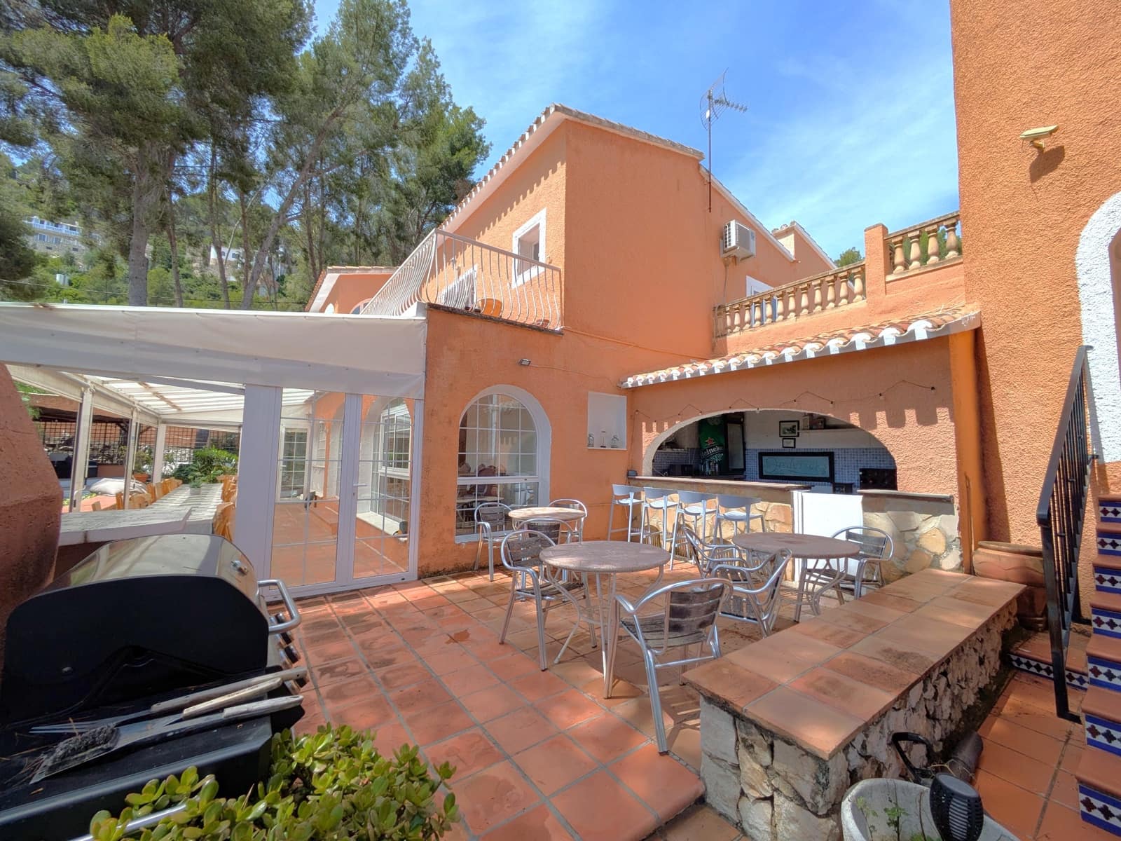 11 soveværelse Guesthouse/B & B til salg i Oliva med swimmingpool garage - € 975.000 (Ref: 9407933)