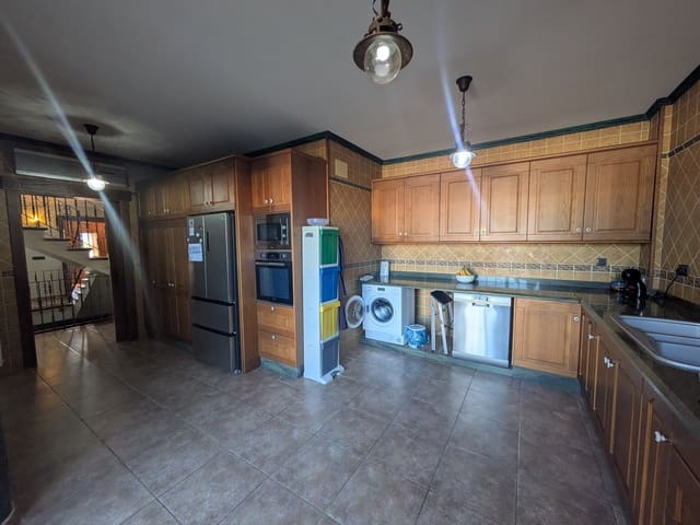 7 makuuhuone Huvila myytävänä paikassa Oliva mukana uima-altaan 
autotalli - 520 000 € (Ref: 9557755)