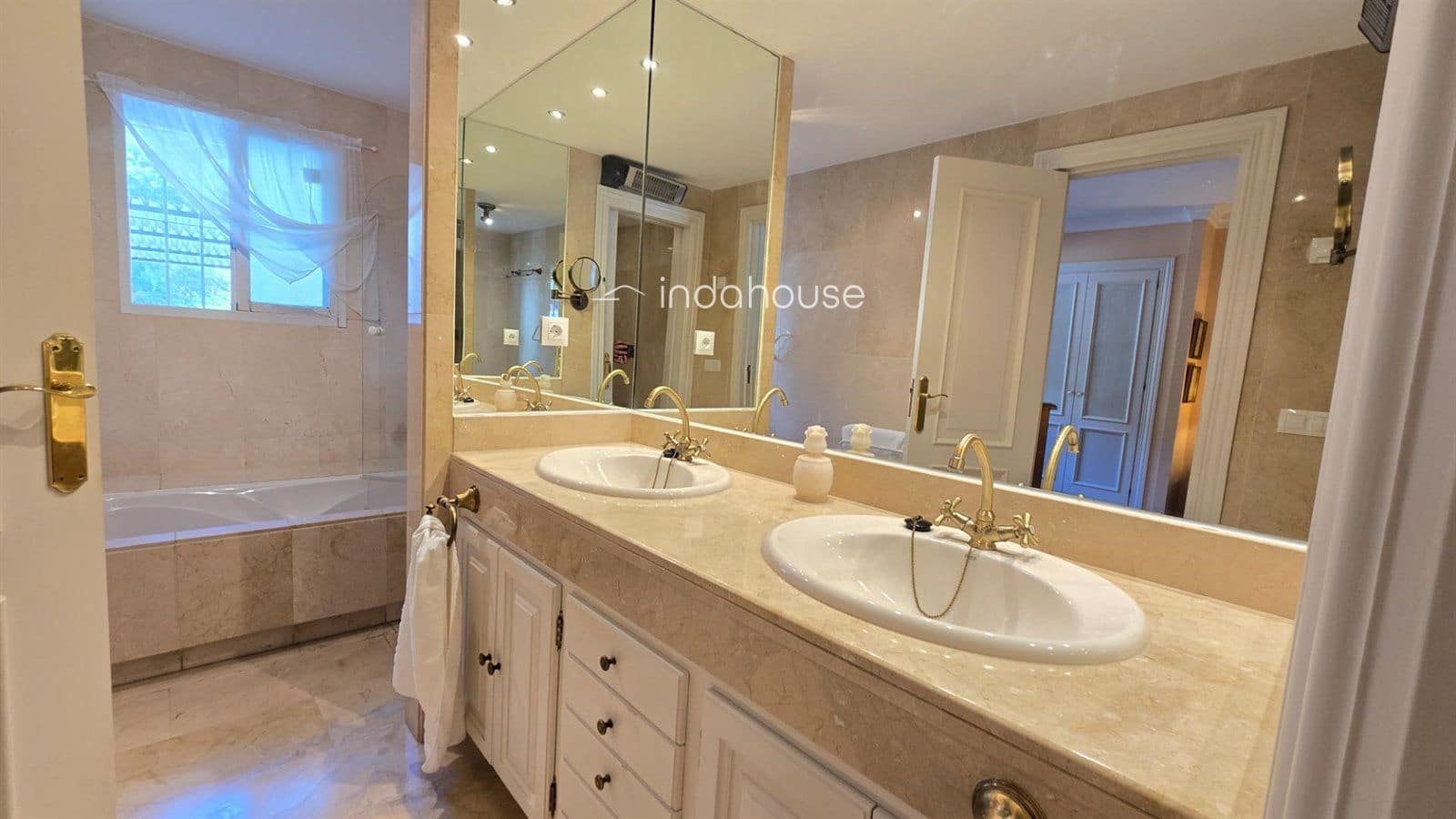 Piso de 2 habitaciones en La Quinta en venta con piscina - 610.000 € (Ref: 9756382)