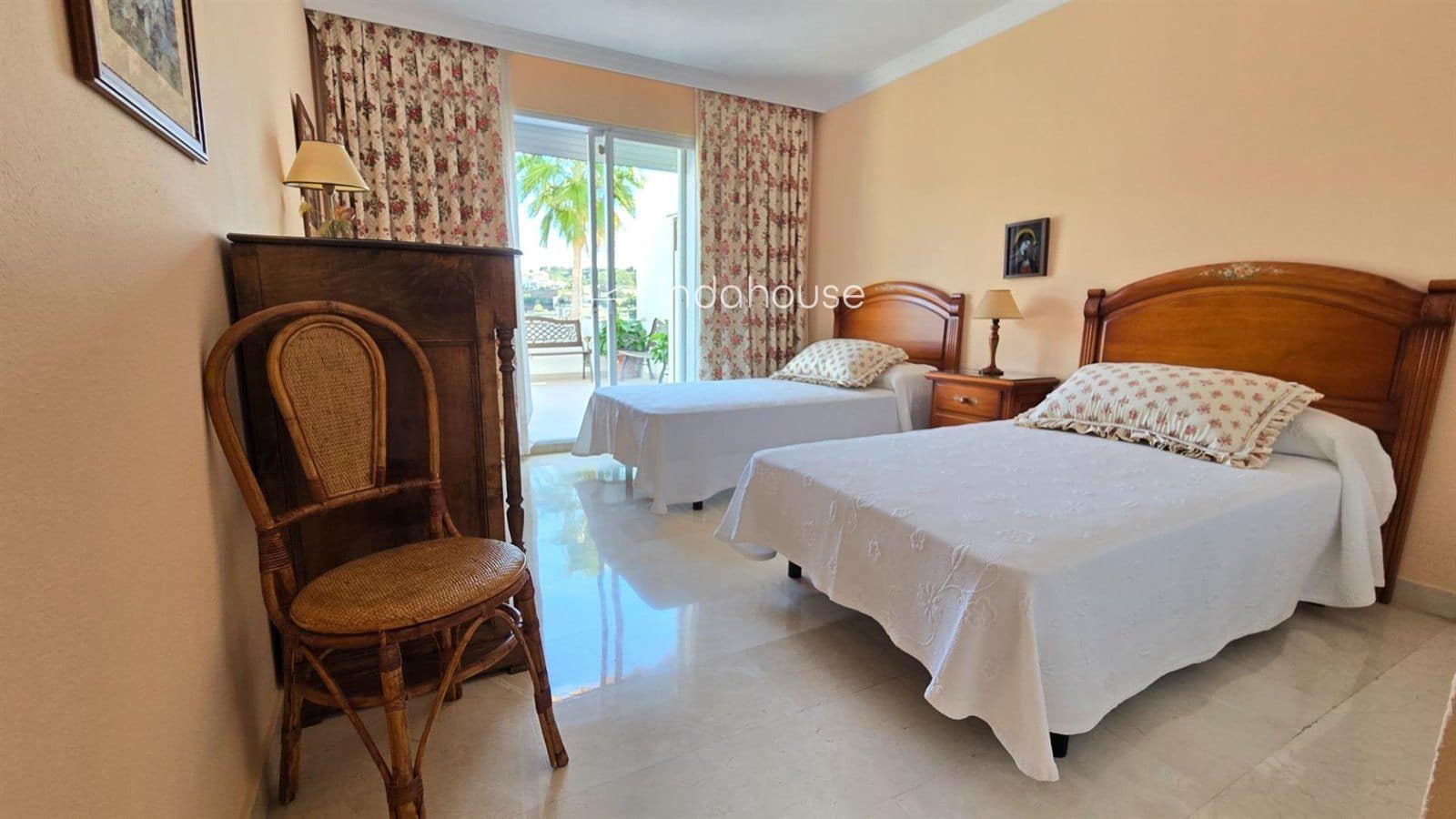 Piso de 2 habitaciones en La Quinta en venta con piscina - 610.000 € (Ref: 9756382)