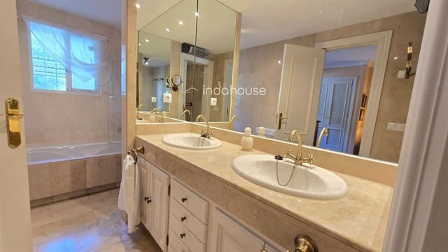 Piso de 2 habitaciones en La Quinta, Benahavís en venta con piscina - 610.000 € (Ref: 9756382)