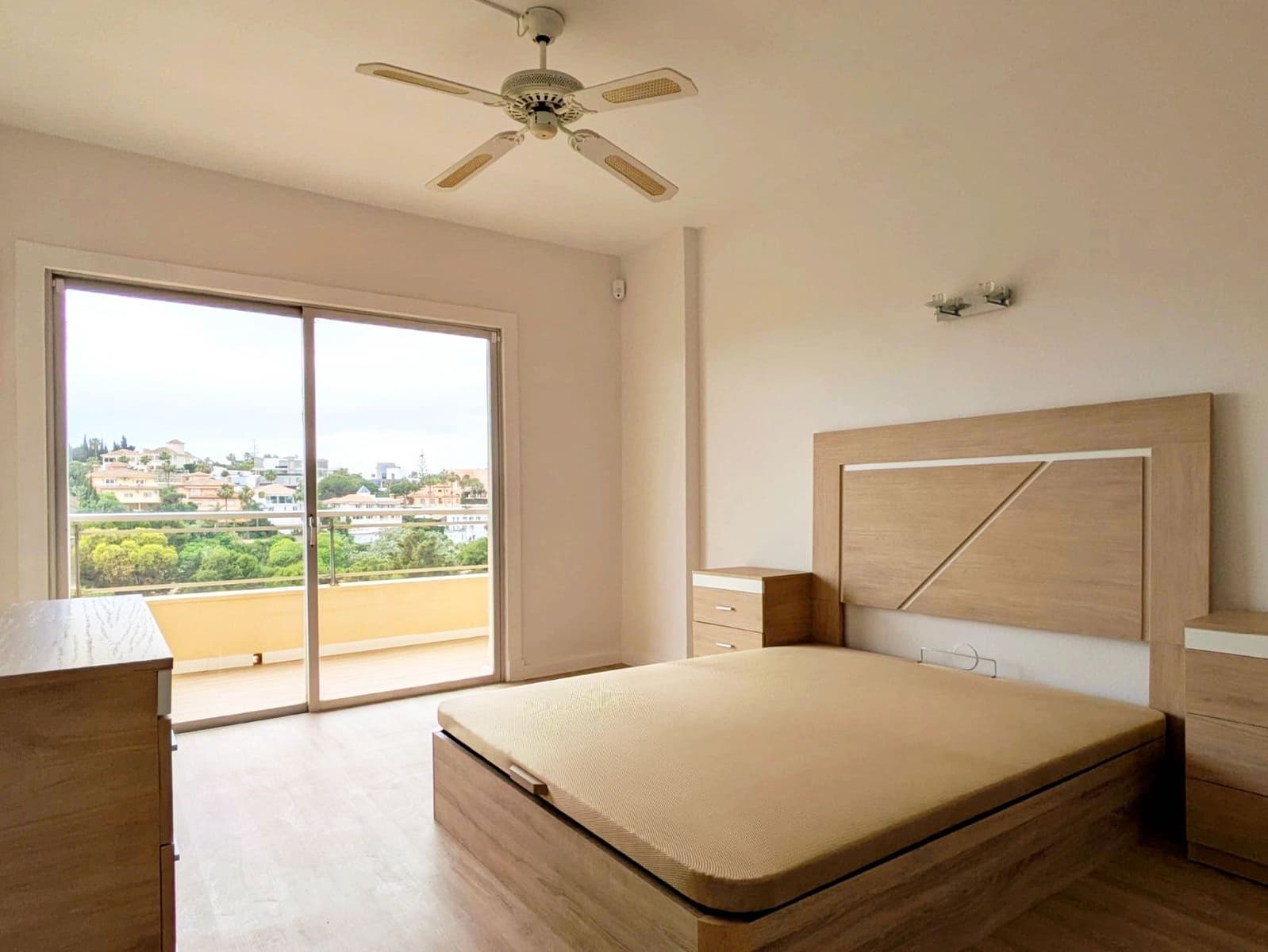 1 soverom Leilighet til salgs i Torrequebrada med svømmebasseng - € 299 000 (Ref: 9838579)