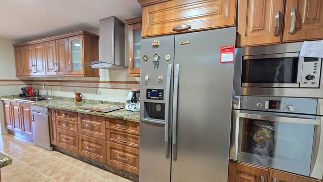 4 slaapkamer Huis te koop in Guadalmar, Málaga stad met zwembad garage - € 575.000 (Ref: 9902374)