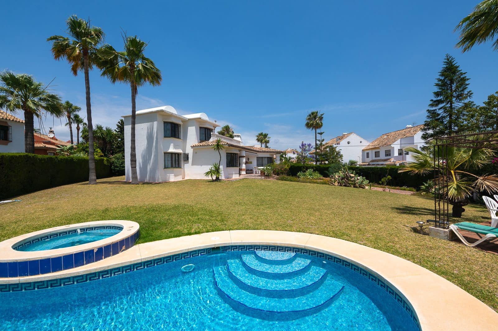 3 soveværelse Villa til salg i Estepona med swimmingpool - € 1.050.000 (Ref: 9050464)