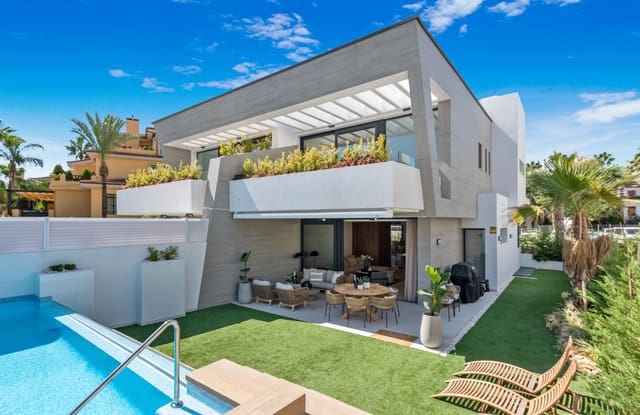 4 soveværelse Byhus til salg i Puerto Banus, Marbella med swimmingpool - € 2.395.000 (Ref: 9064885)