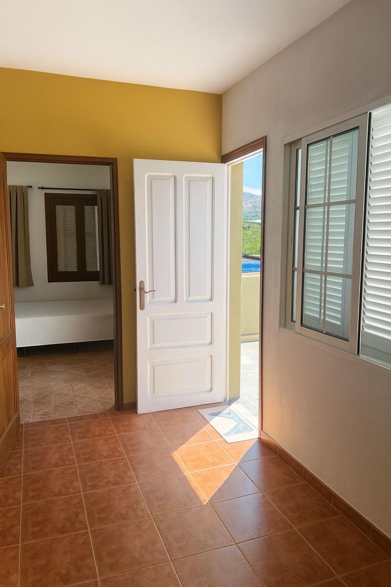 3 bedroom Villa for sale in Los Llanos de Aridane with garage - € 475,000 (Ref: 9450671)