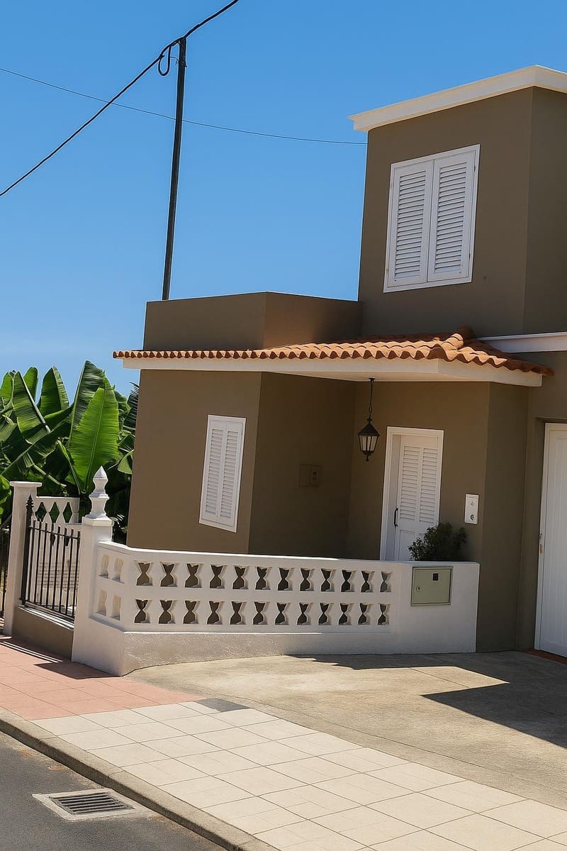 3 bedroom Villa for sale in Los Llanos de Aridane with garage - € 475,000 (Ref: 9450671)