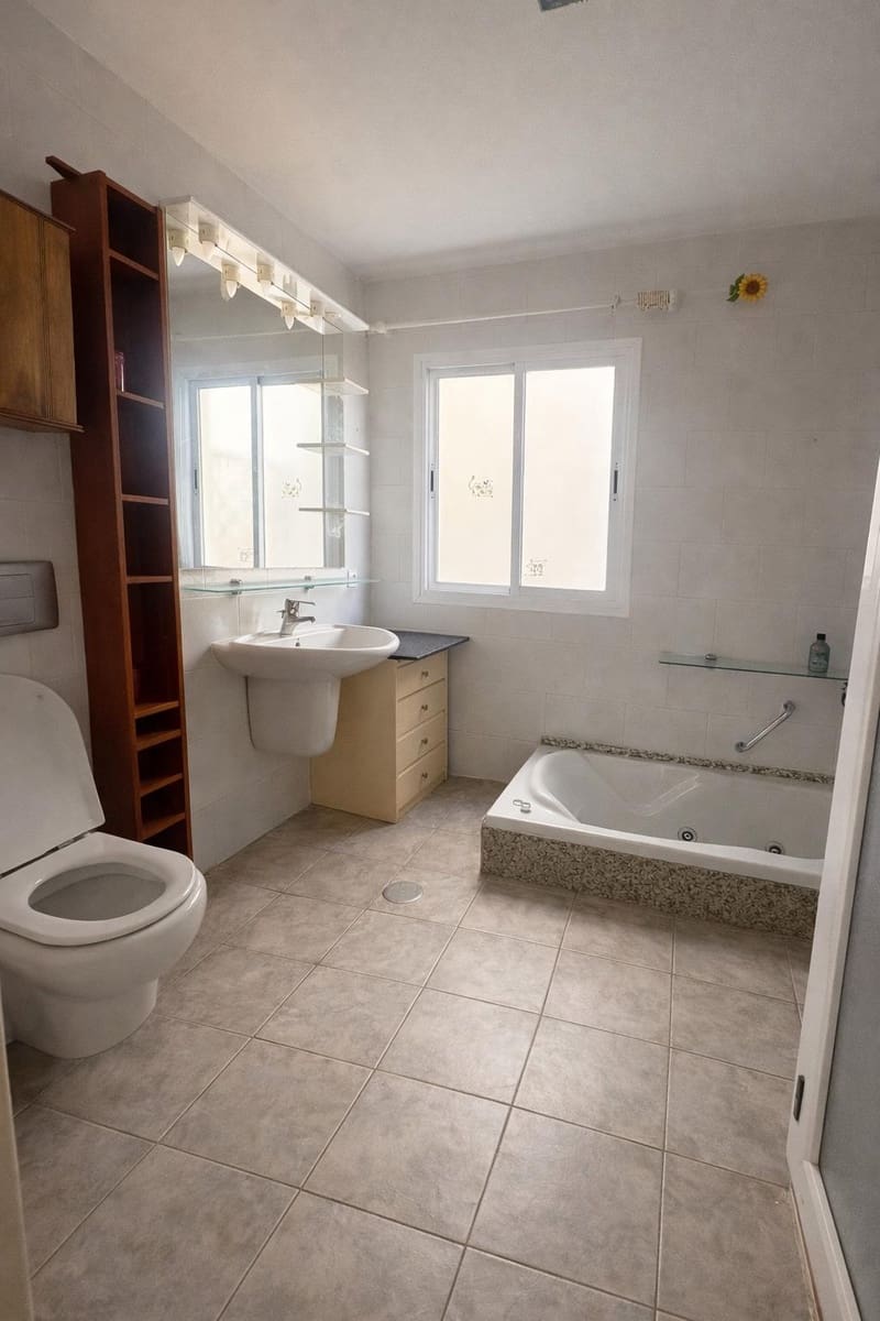 8 bedroom Villa for sale in Aguimes with garage - € 699,000 (Ref: 9726637)