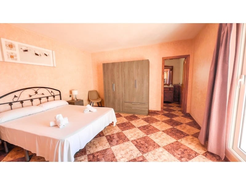 8 bedroom Villa for sale in Calpe / Calp with pool garage - € 899,000 (Ref: 9311282)