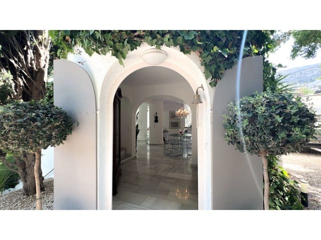 6 bedroom Villa for sale in Canuta, Calpe / Calp with pool garage - € 1,595,000 (Ref: 9311289)