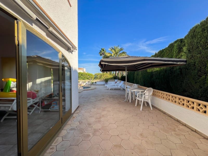 4 bedroom Villa for sale in Calpe / Calp with garage - € 790,000 (Ref: 9311308)