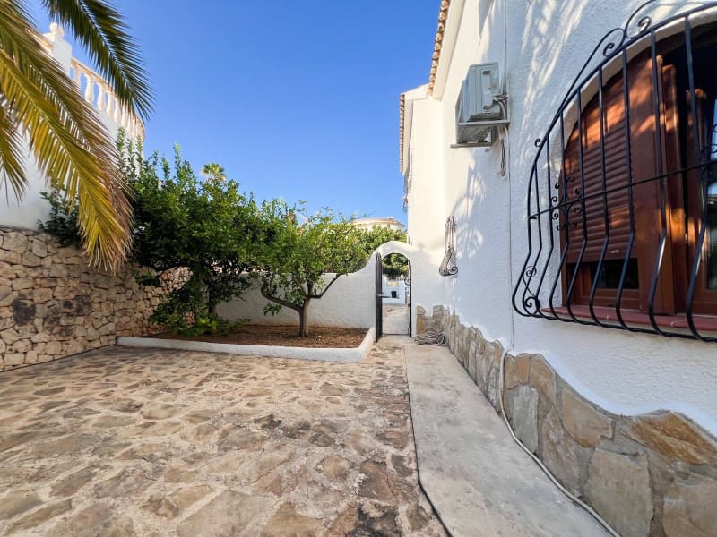 4 bedroom Villa for sale in Calpe / Calp with garage - € 790,000 (Ref: 9311308)