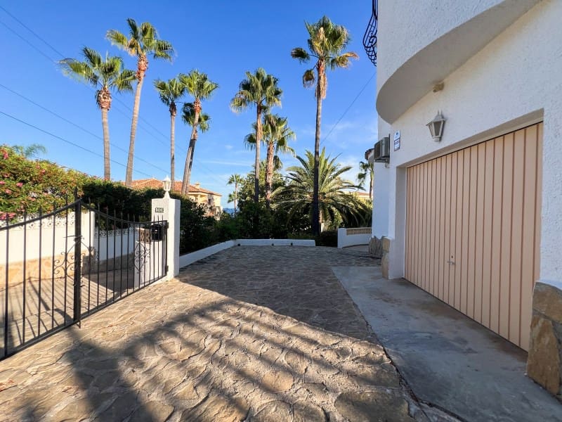 4 bedroom Villa for sale in Calpe / Calp with garage - € 790,000 (Ref: 9311308)