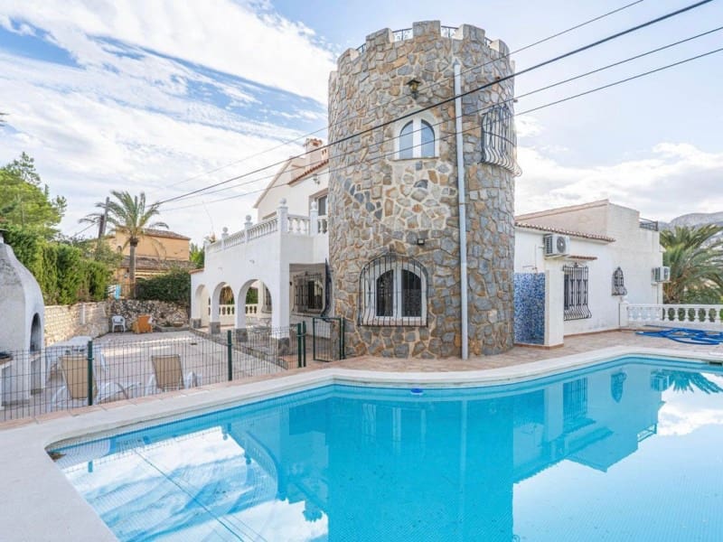 7 makuuhuone Huvila myytävänä paikassa Calpe / Calp mukana 
autotalli - 650 000 € (Ref: 9311310)