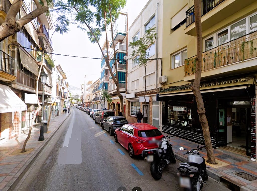 Business for sale in Fuengirola - € 24,950 (Ref: 9428476)