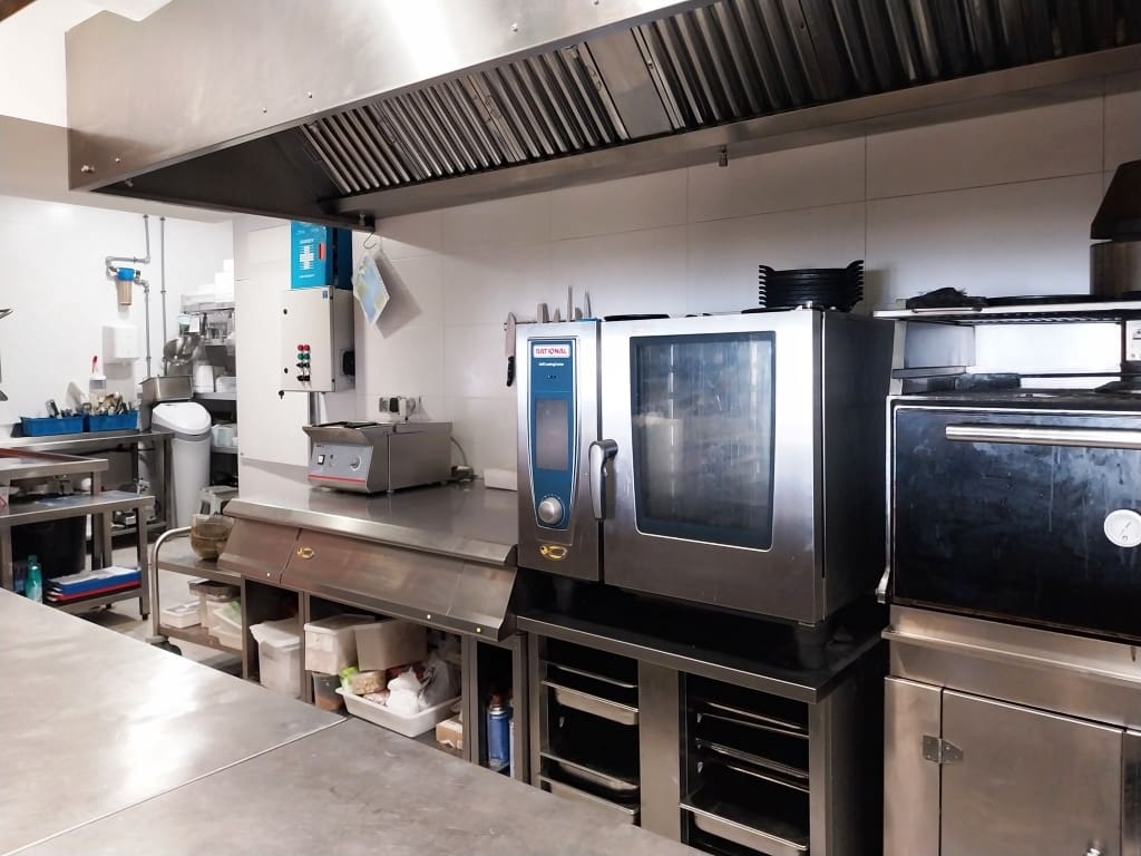 Restaurant/Bar til salgs i Fuengirola - € 280 000 (Ref: 9782008)