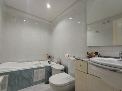 2 bedroom Flat for sale in La Villajoyosa / Vila Joiosa with pool - € 250,000 (Ref: 9375325)