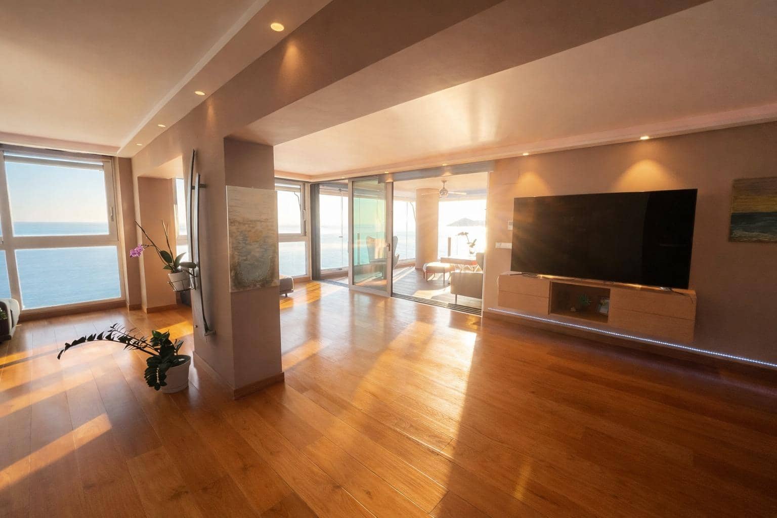 4 bedroom Flat for sale in Benidorm with pool - € 2,500,000 (Ref: 9721685)