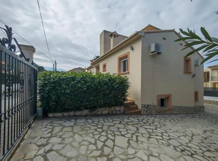 4 bedroom Villa for sale in Denia with pool garage - € 795,000 (Ref: 9854344)