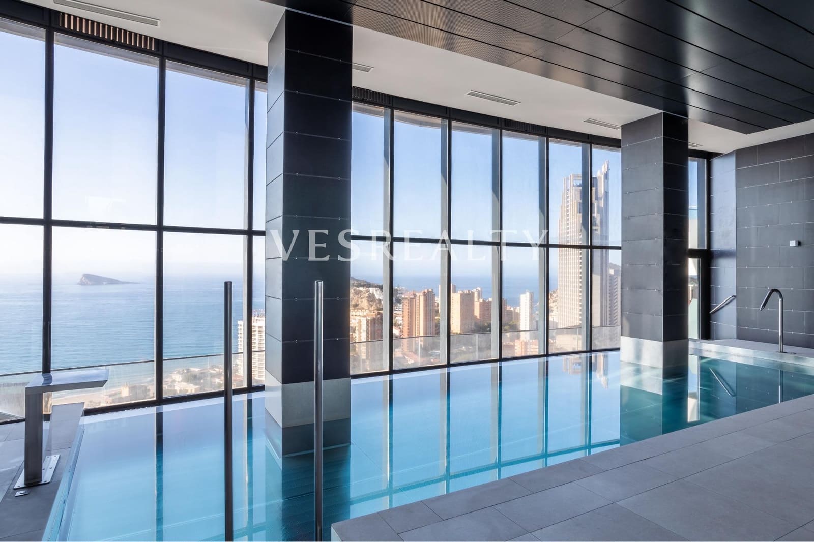 Piso de 2 habitaciones en Benidorm en venta con piscina garaje - 690.000 € (Ref: 8944732)