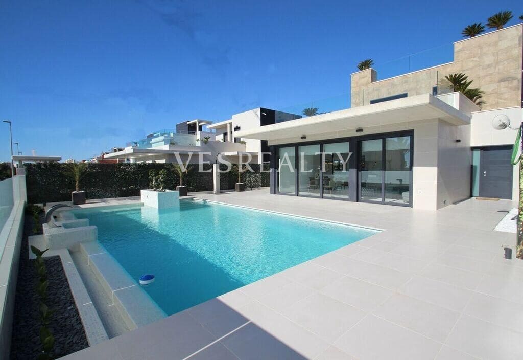 4 Zimmer Villa zu verkaufen in Campoamor mit Pool - 1.175.000 € (Ref: 8944750)