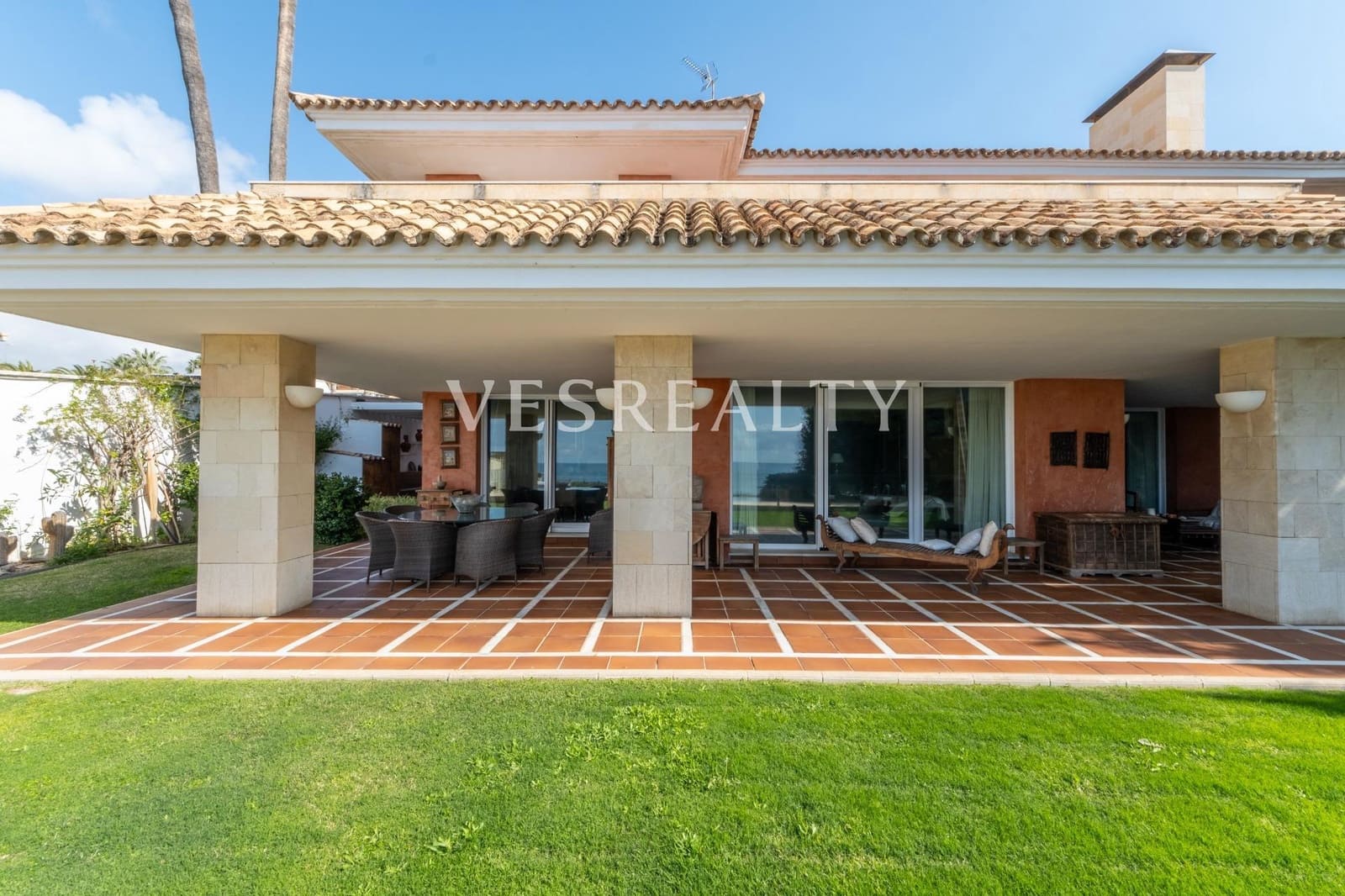 6 bedroom Villa for sale in Playa de San Juan with pool garage - € 3,800,000 (Ref: 8944792)