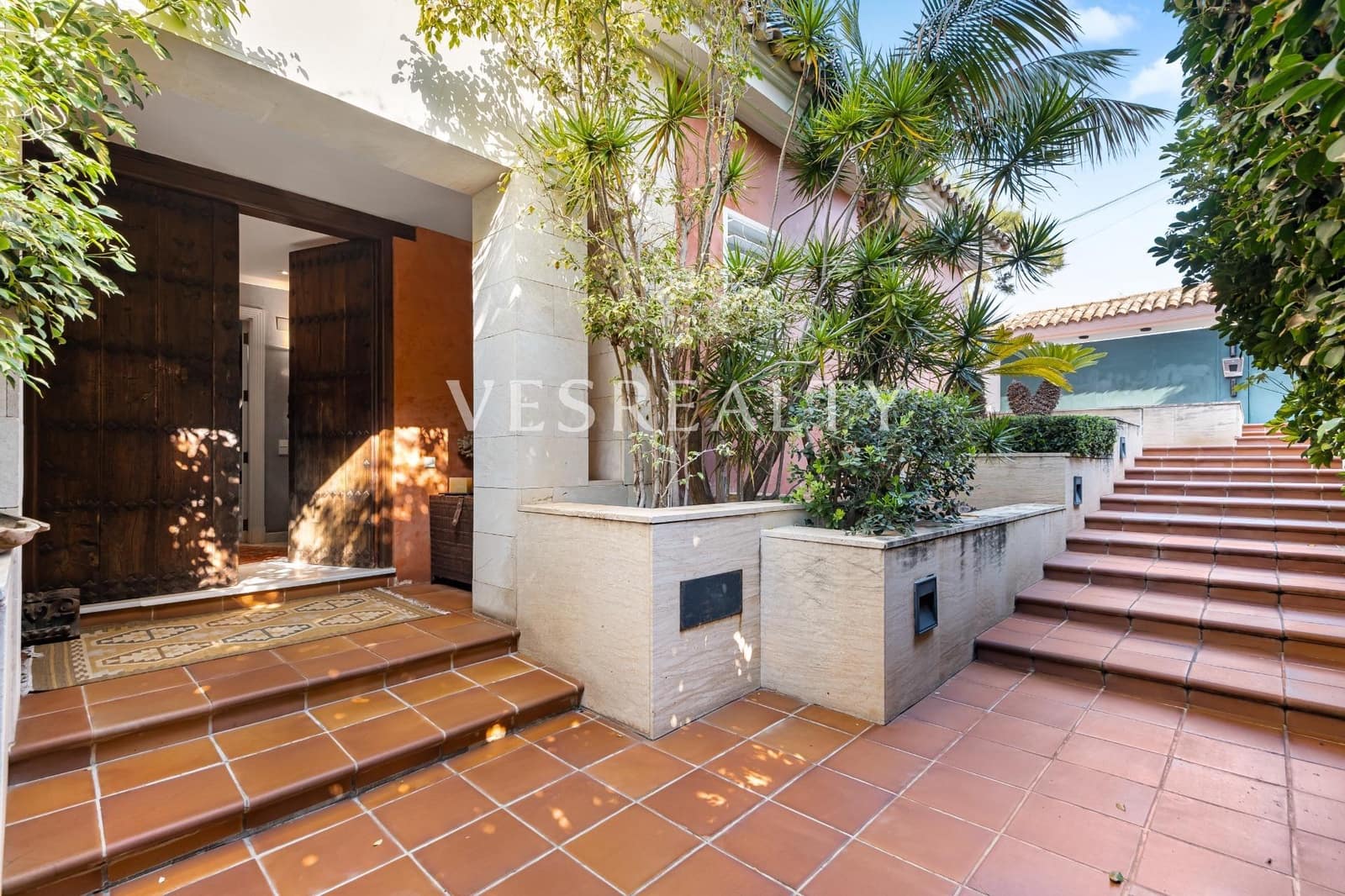 6 bedroom Villa for sale in Playa de San Juan with pool garage - € 3,800,000 (Ref: 8944792)