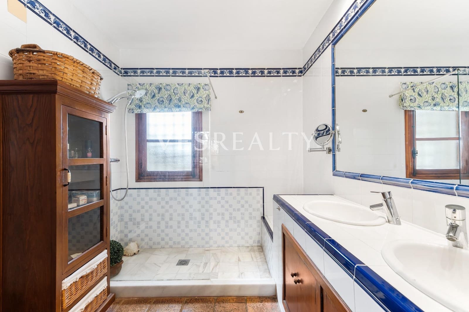 5 bedroom Villa for sale in Alicante / Alacant city with pool garage - € 1,550,000 (Ref: 8944833)