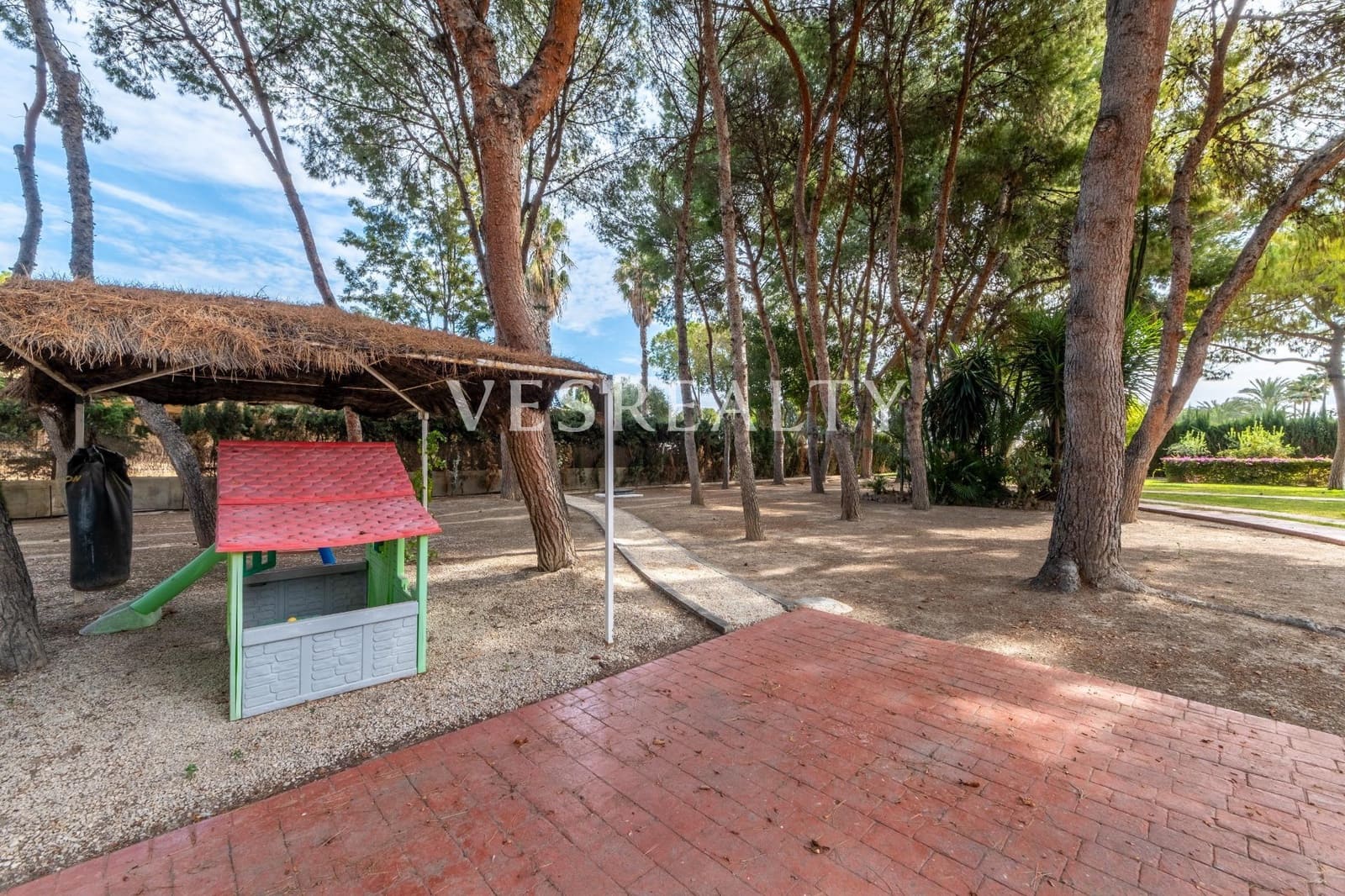 5 bedroom Villa for sale in Alicante / Alacant city with pool garage - € 1,550,000 (Ref: 8944833)