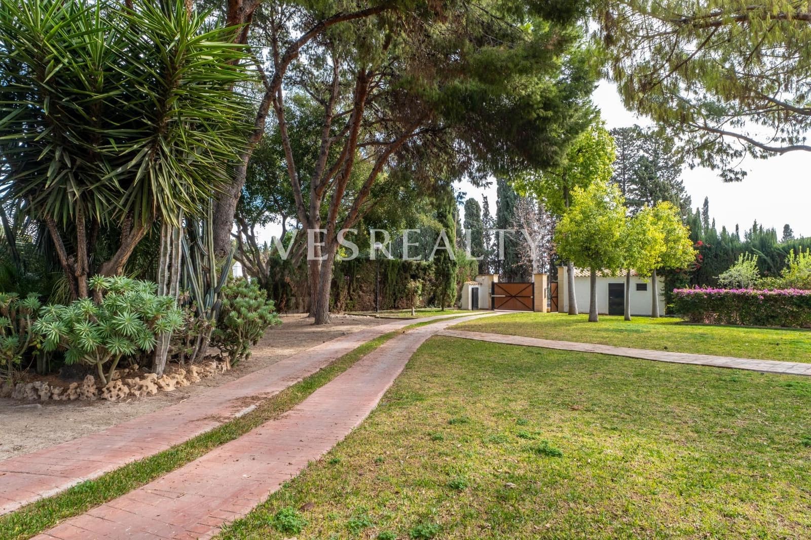 5 bedroom Villa for sale in Alicante / Alacant city with pool garage - € 1,550,000 (Ref: 8944833)