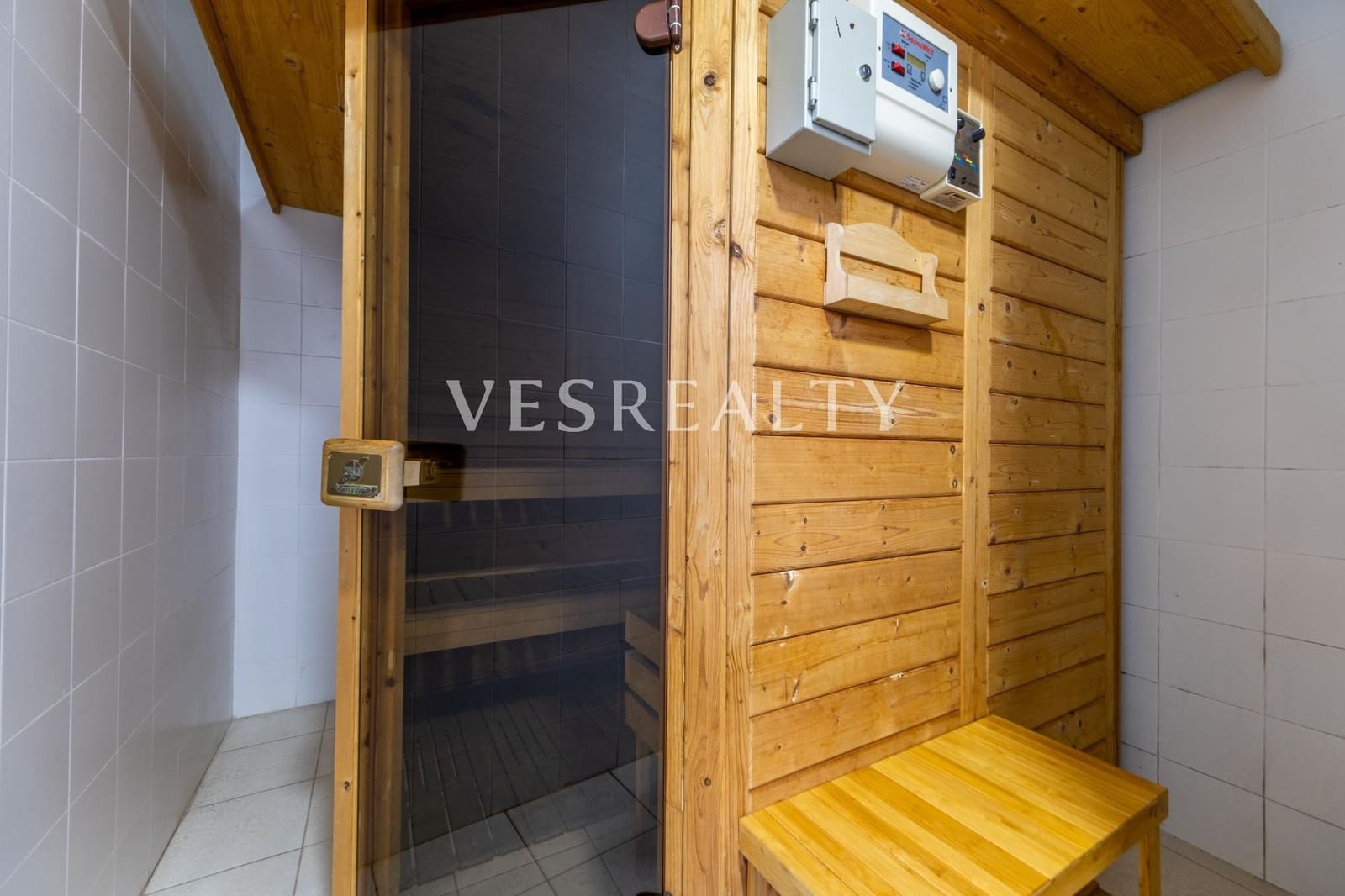 2 bedroom Flat for sale in Alicante / Alacant city with pool garage - € 600,000 (Ref: 8944835)