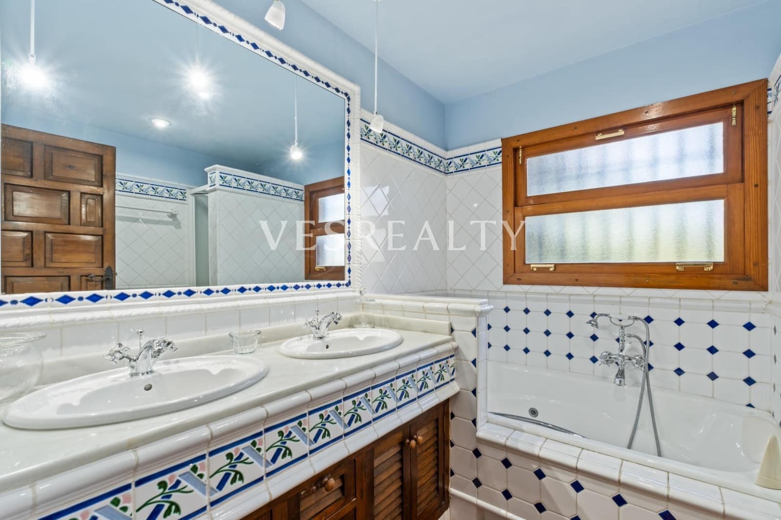 10 makuuhuone Huvila myytävänä paikassa Playa de Muchavista mukana uima-altaan 
autotalli - 1 900 000 € (Ref: 9375250)