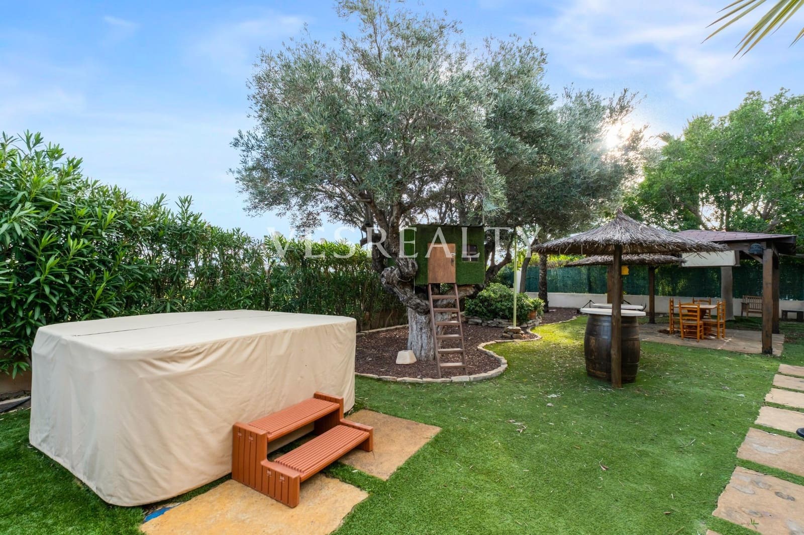 4 slaapkamer Villa te koop in El Campello met zwembad garage - € 1.250.000 (Ref: 9565431)