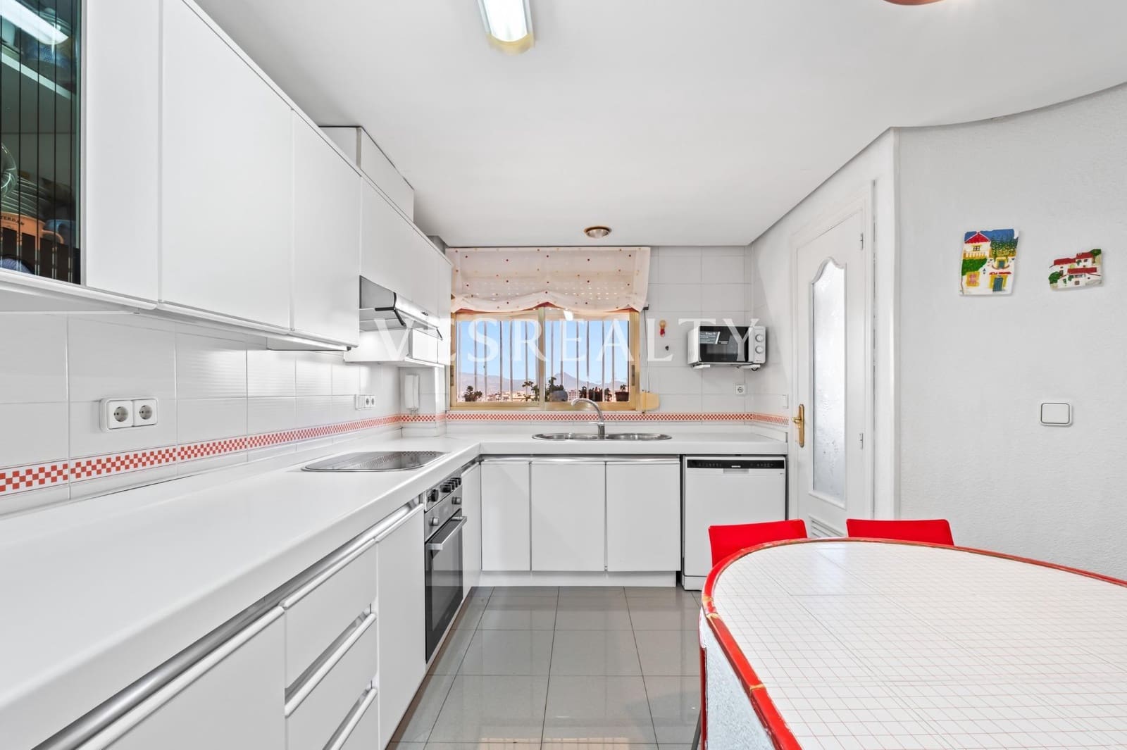 3 slaapkamer Flat te koop in Playa de San Juan met zwembad - € 630.000 (Ref: 9686778)