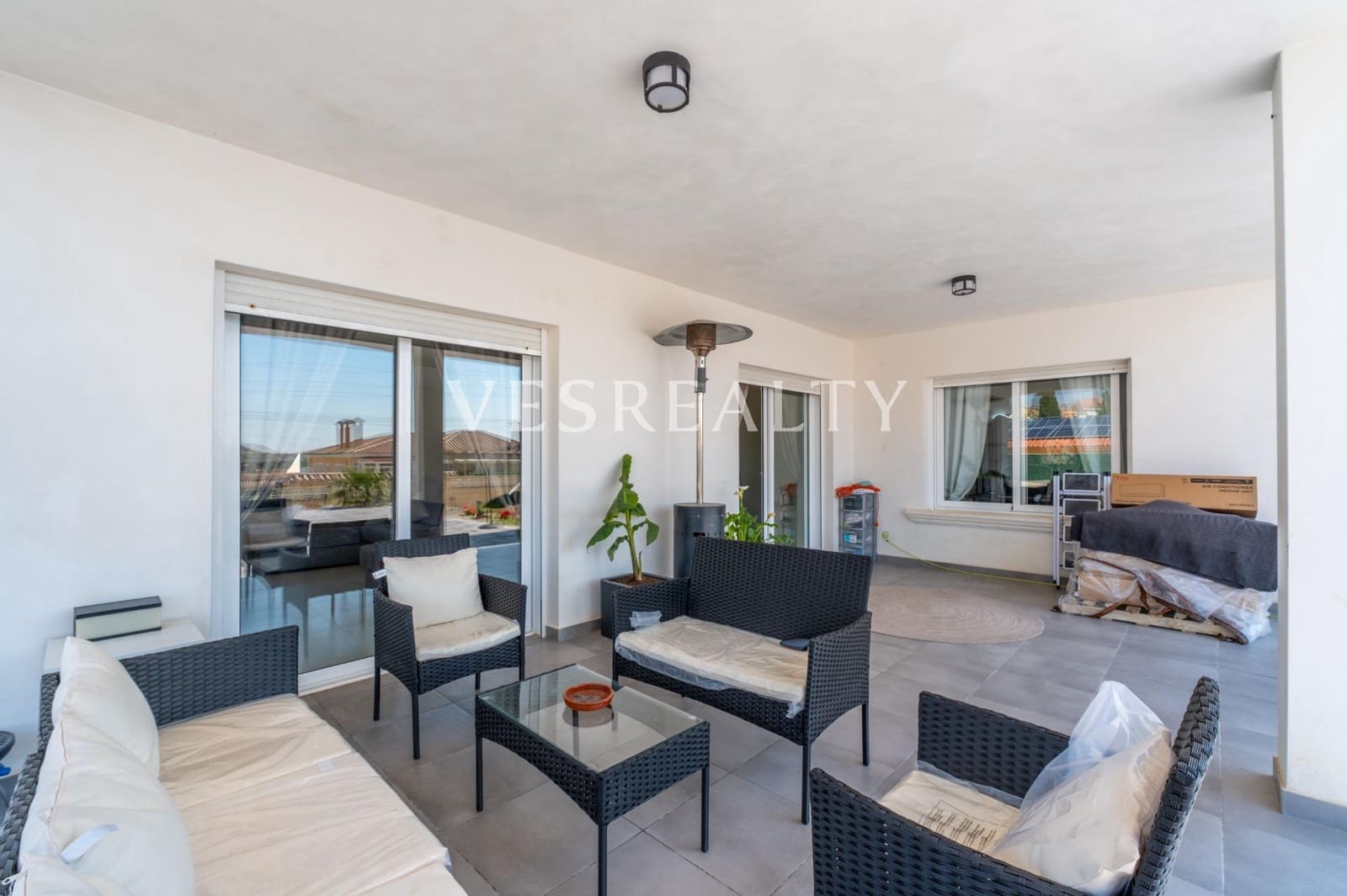 4 bedroom Villa for sale in Busot with pool - € 525,000 (Ref: 9732436)